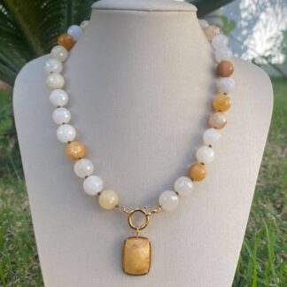 Colar de Pedra Natural de Calcita Banhado a 18K