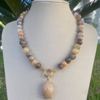 Colar de Pedra Natural de Moon Stone com Pingente Jade Nude Banhado a Ouro 18K