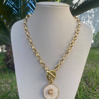 Colar Elos com Pingente de Madrepérola com Letra C Banhado a Ouro 18k