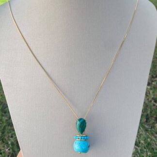 Colar com Pingente de Howlita Turquesa e Gota de Malaquita Banhado a Ouro 18K