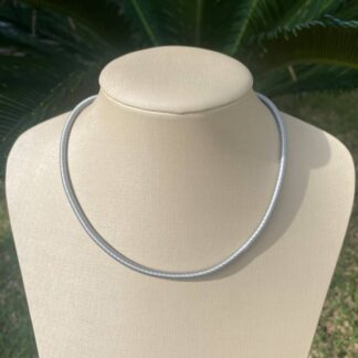 Colar Fio de Seda Cinza Banhado a Ouro 18K