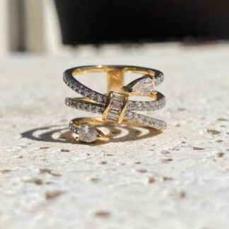 Anel Entrelaçado Cravejado de Zircônias Banhado a Ouro 18K