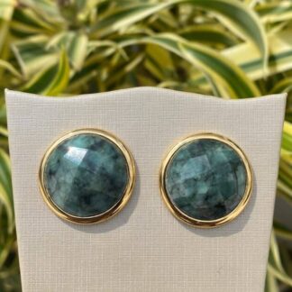Brinco Botão de Pedra Natural Esmeralda Banhado a Ouro 18K
