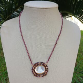 Colar Pedra Natural de Granada com Pingente Nossa Senhora Aparecida em Madre Pérola Banhado a Ouro 18K