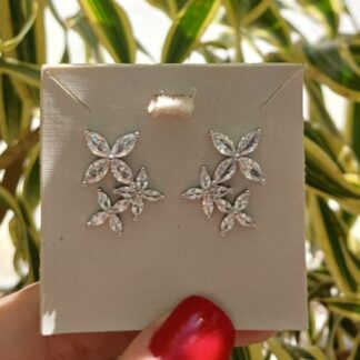 Brinco Ear Cuff com Três Flores de Zircônias Brancas em Prata 925