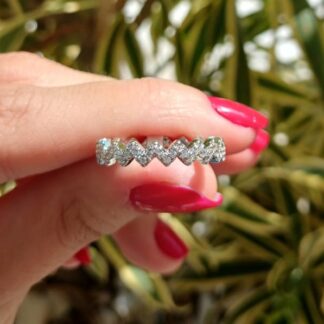 Anel ZigZag Cravejado de Zircônias Brancas em Ródio