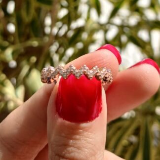 Anel ZigZag Cravejado de Zircônias Brancas Banhado a Ouro Rose