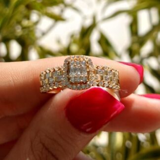 Anel Solitário Cravejado de Zircônias Brancas Banhado a Ouro 18K
