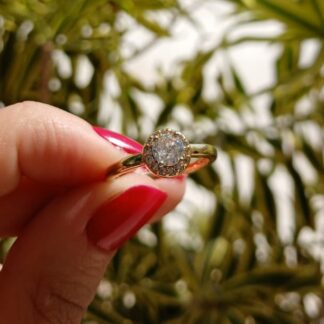 Anel Solitário Cravejado de Zircônias Brancas Banhado a Ouro 18K