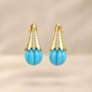 Brinco Lírio Azul Turquesa e Marfim Cravejado de Zircônias Banhado a Ouro 18K
