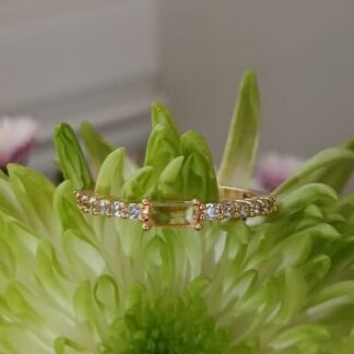 Anel com Cristal Rodolita Cravejado com Zircônias Brancas Banhado a Ouro 18K