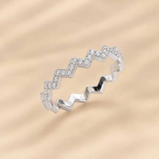 Anel ZigZag Cravejado de Zircônias Brancas em Ródio
